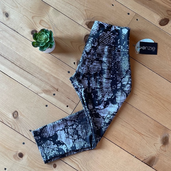 Onzie graphic capri legging - Picture 2 of 5